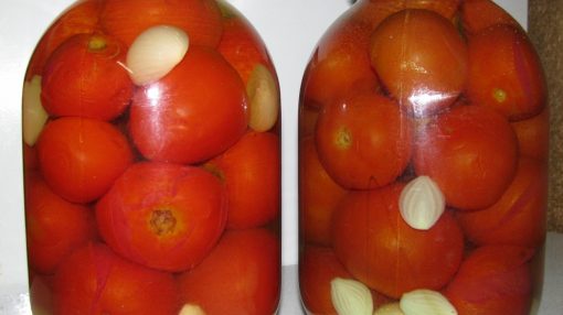 Duza qoyulmuş pomidor
