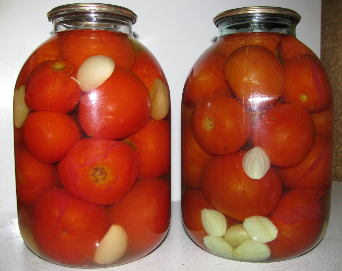 Duza qoyulmuş pomidor