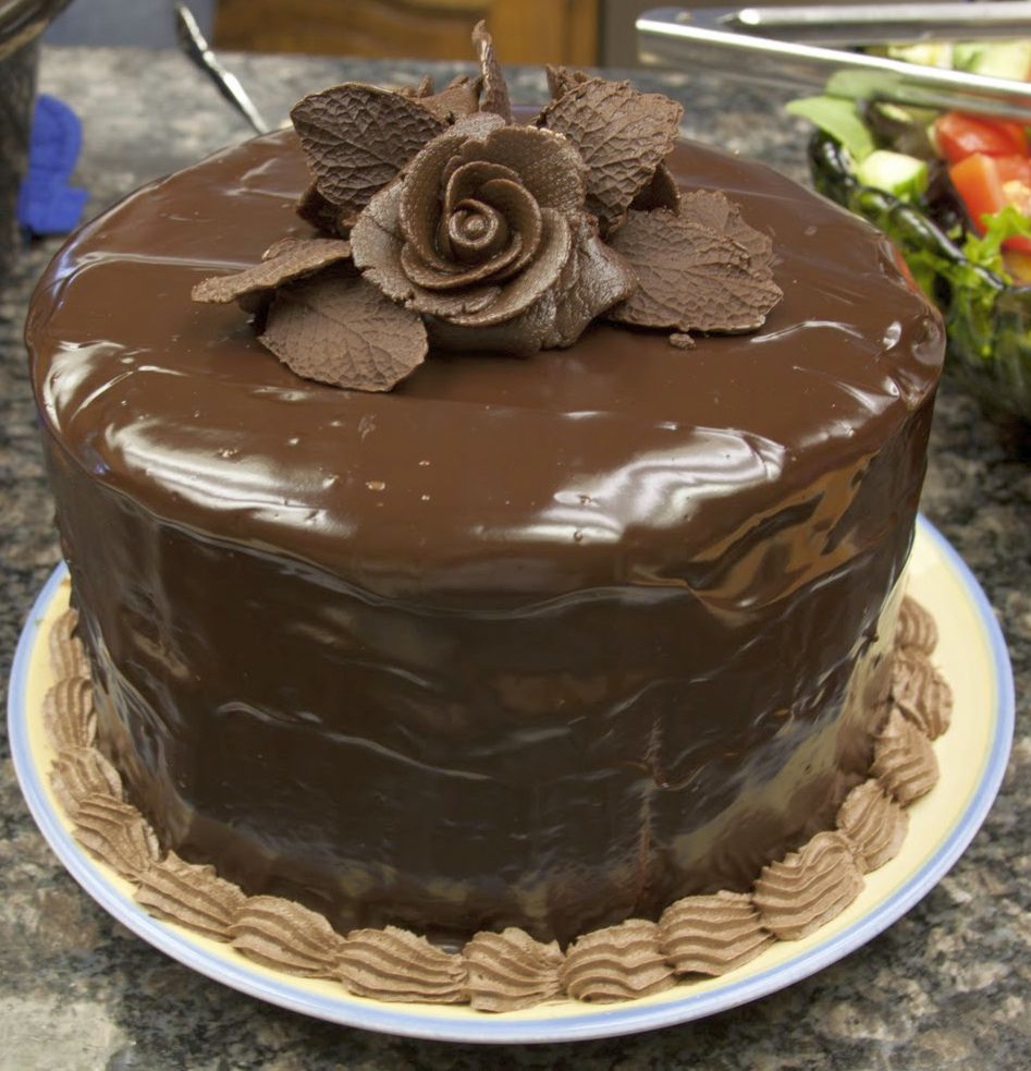 Торт с шоколадным ганашем. Ганаш для торта шоколадный. Шоколадный торт с шоколадным ганашом. Шоколад для ганаша. Шоколадный крем ганаш для торта покрытия.