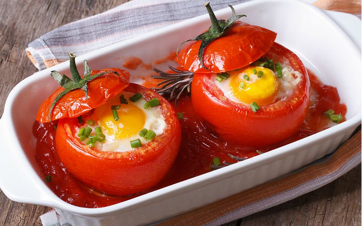 Yumurtalı pomidor dolması