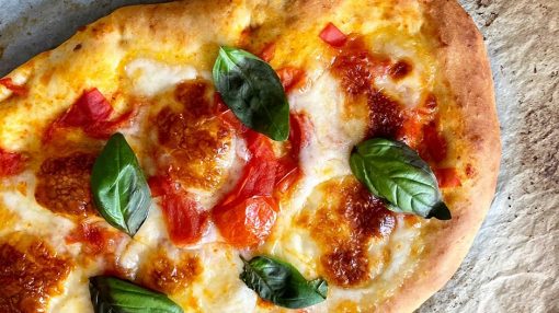 İtaliya mətbəxindən Neapolitan pizza